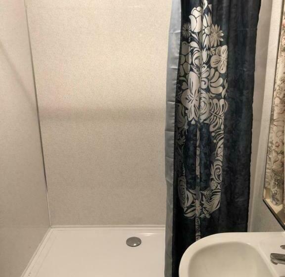 اتاق اکونومی, Bright Apartments