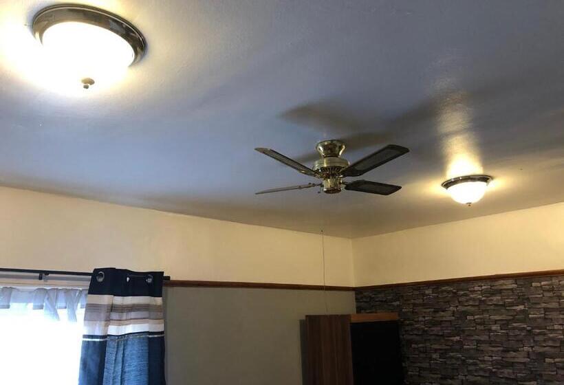 اتاق استاندارد با سرویس بهداشتی مشترک, Bright Apartments