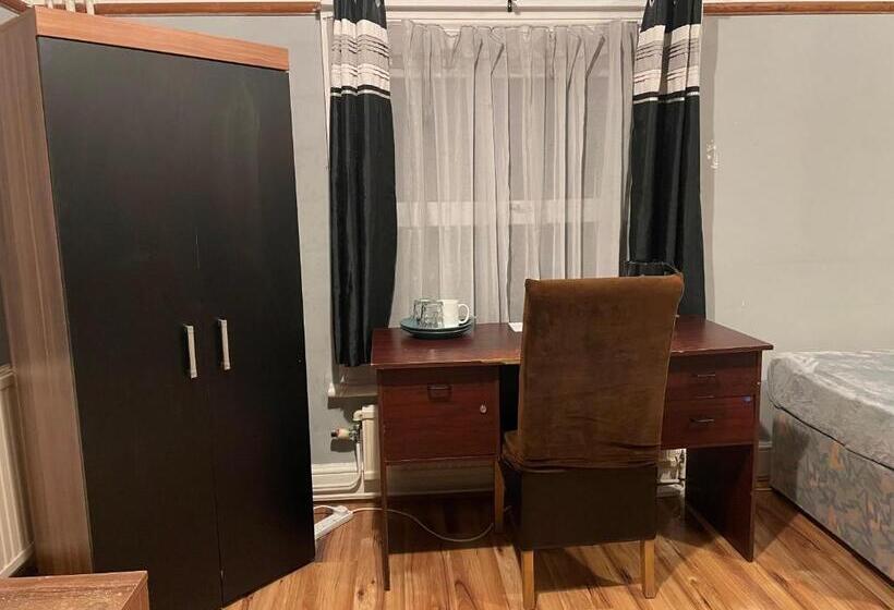 اتاق استاندارد با سرویس بهداشتی مشترک, Bright Apartments