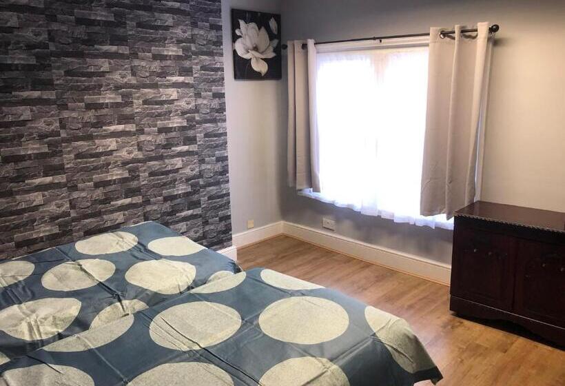اتاق اکونومی, Bright Apartments