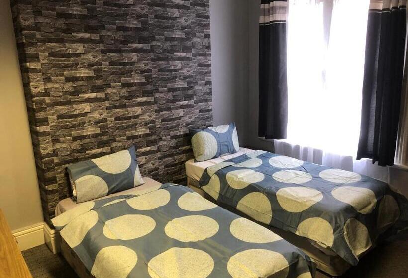 اتاق اکونومی, Bright Apartments
