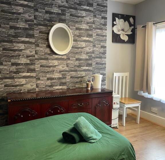 اتاق اکونومی, Bright Apartments