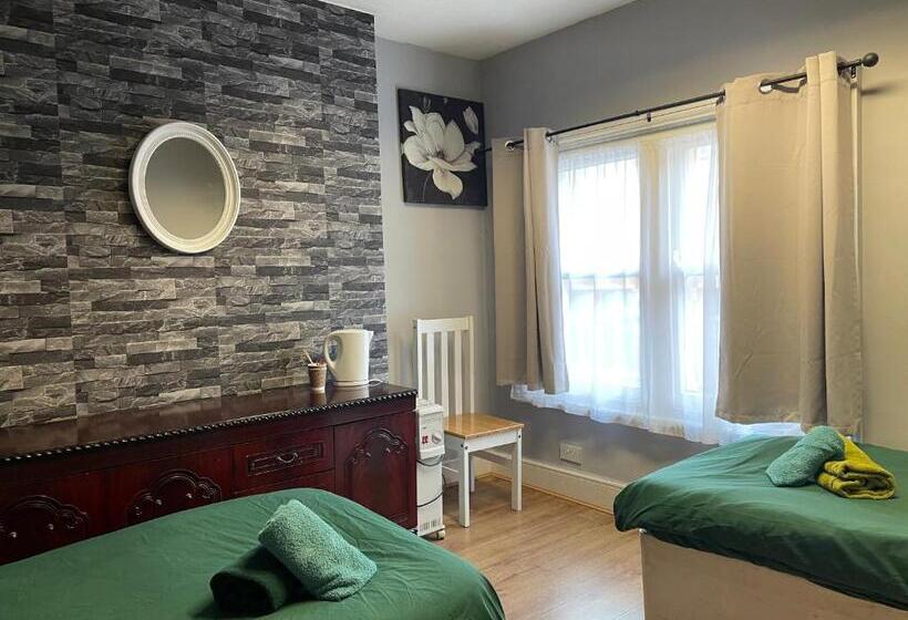 اتاق اکونومی, Bright Apartments