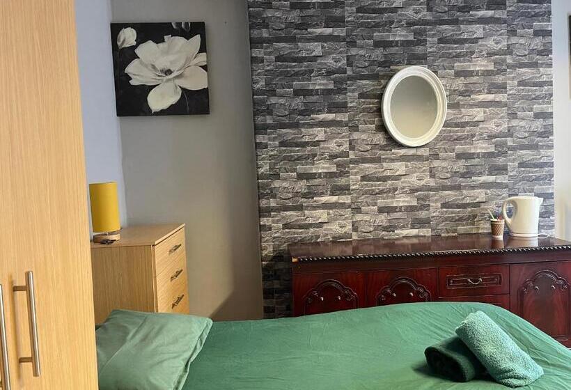 اتاق اکونومی, Bright Apartments