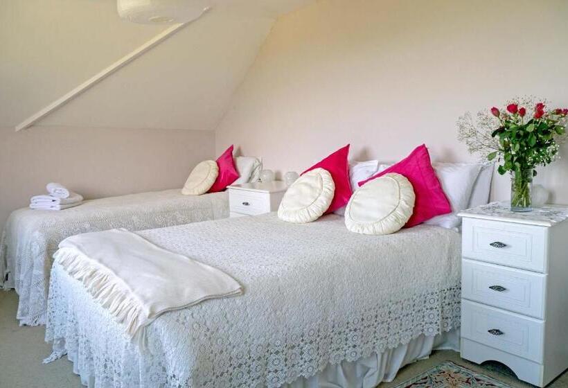 Трехместный Номер Стандарт Совместная Ванная, Healing Waters Sanctuary For Exclusive Private Hire And Self Catering Board, Vegetarian, Alcohol & W