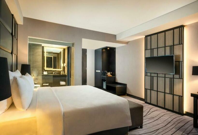 اتاق لوکس با تخت بزرگ, Grand Swiss Belhotel Darmo
