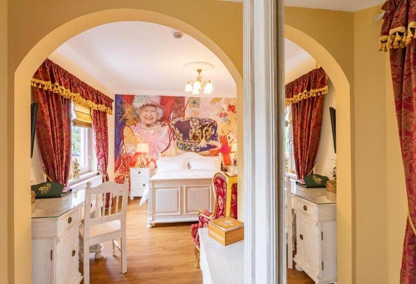 Номер Стандартный Кровать Куин, The Little Britain Inn Themed Hotel One Of A Kind In Europe