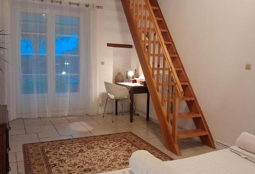 Четырехместный Номер Стандарт Вид на Сад, Domaine De Pelouaille   Chambre D Hôtes
