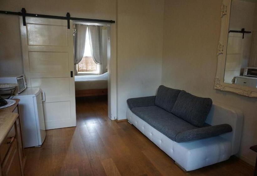 デラックスの４人部屋, De Bezige Bij