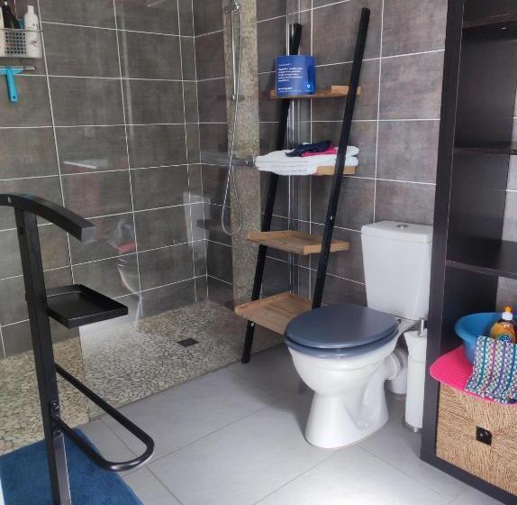 غرفة قياسية مع حمام خارجي, Chambre Et Salle D Eau Dans Dépendance 20 M2, Vélos