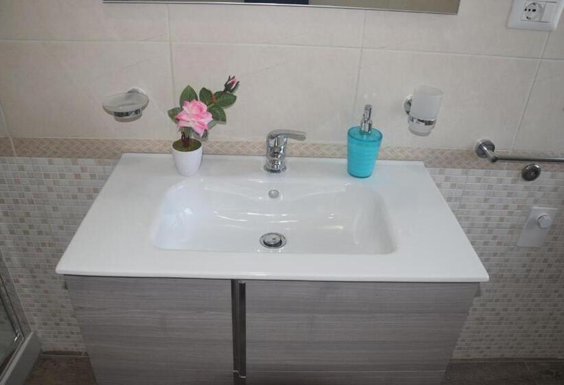 اتاق لوکس با بالکن, B&b Eden Ogliastra