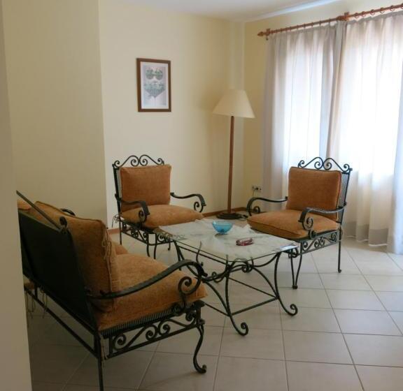 Deluxe Suite, Kulube