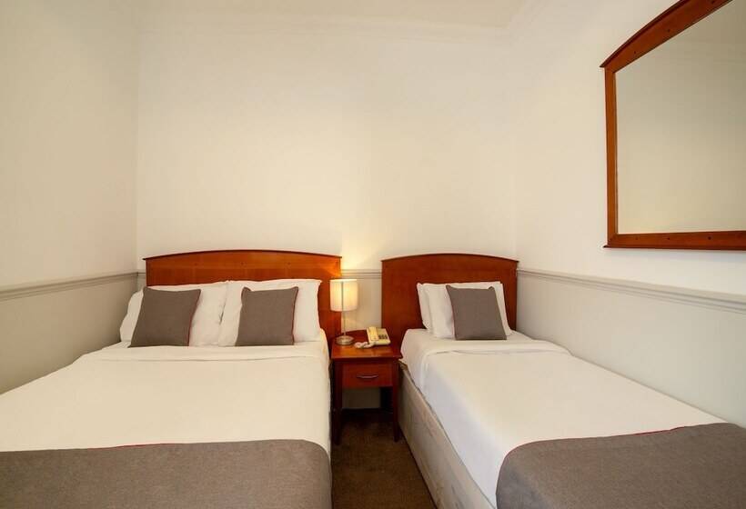 اتاق استاندارد سه نفره, OYO London Luton