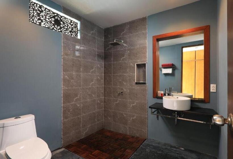 اتاق لوکس با بالکن, Tea Tree Boutique Resort