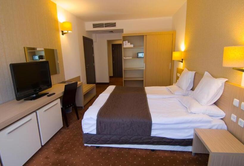Семейный Номер, Radina's Way Hotel