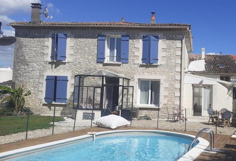 Трехместный Номер Стандарт Вид на Бассейн, Les Flots De Ma Vie Chambres D Hotes Et Tipi Florence Et Virginie Gossin