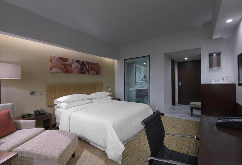 带大床的豪华间, Four Points By Sheraton Hotel And Serviced Apartments Pune