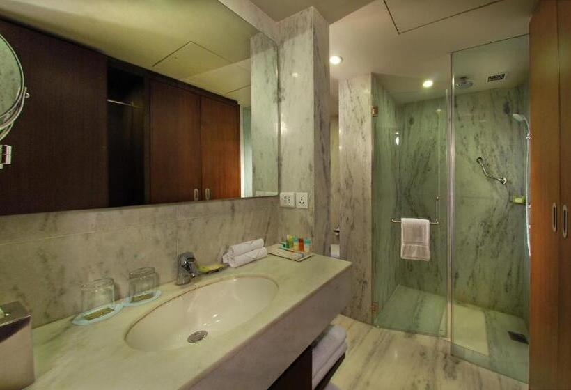 带泳池观景的豪华房, Four Points By Sheraton Hotel And Serviced Apartments Pune