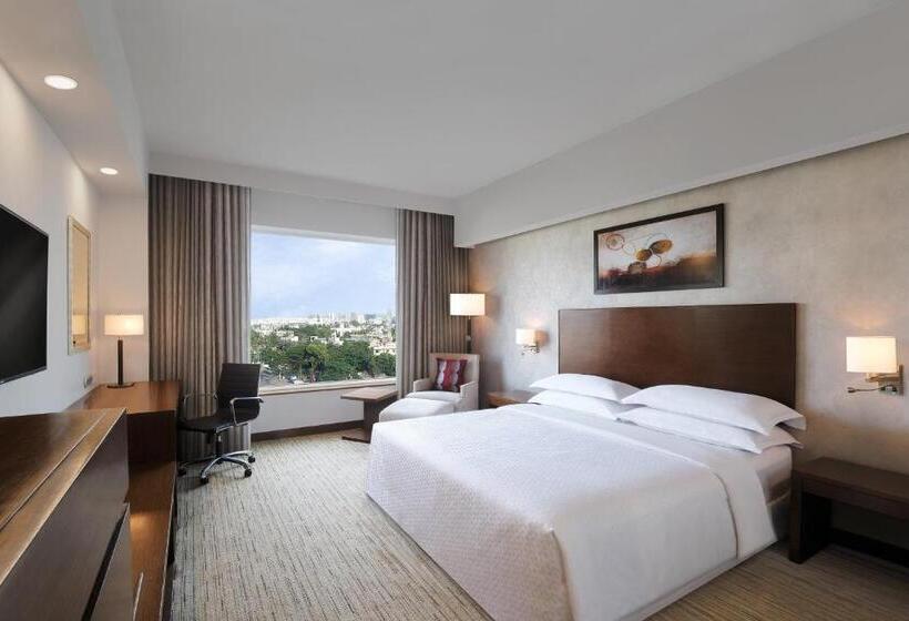 带大床的行政房间, Four Points By Sheraton Hotel And Serviced Apartments Pune