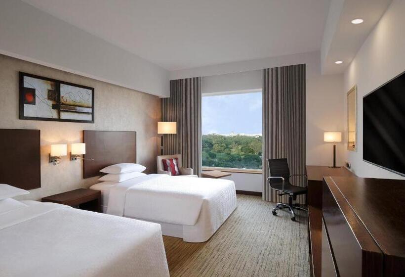 带泳池观景的行政房, Four Points By Sheraton Hotel And Serviced Apartments Pune