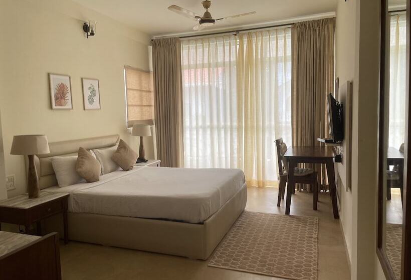 اتاق لوکس با چشم‌انداز استخر, La Vaiencia   A Beach Resort, Morjim
