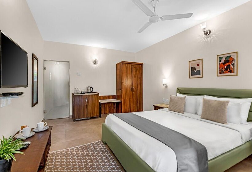 اتاق لوکس با چشم‌انداز استخر, La Vaiencia   A Beach Resort, Morjim
