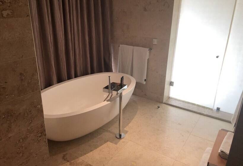 سوئیت پرزیدنت, Oubaai Hotel Golf & Spa