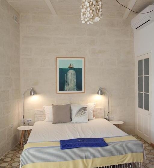 اتاق لوکس با بالکن, Nelli S B&b