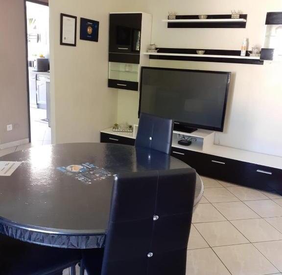 ویلای یک اتاق خوابه با استخر شنا, Villa Jasmin