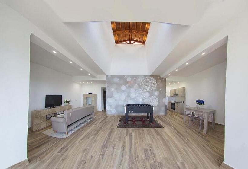 سوییت با چشم‌انداز استخر, Villa C Luxury Estate