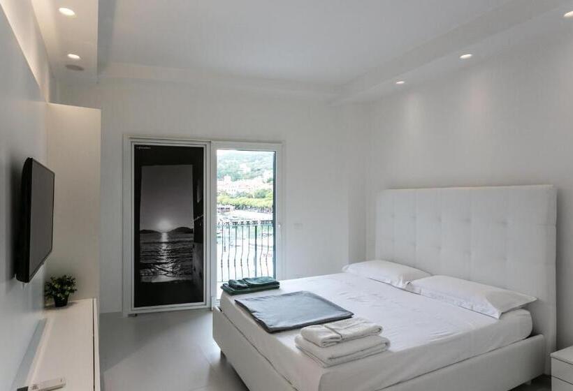اتاق لوکس با بالکن و چشم‌انداز دریا, Al Molo Sea View Rooms