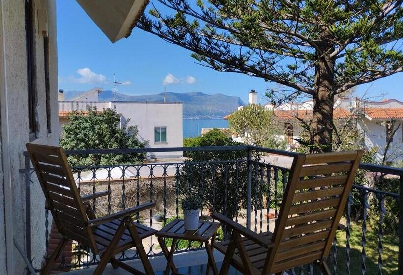 اتاق استاندارد با بالکن و چشم‌انداز دریا, Garden House Alla Torre
