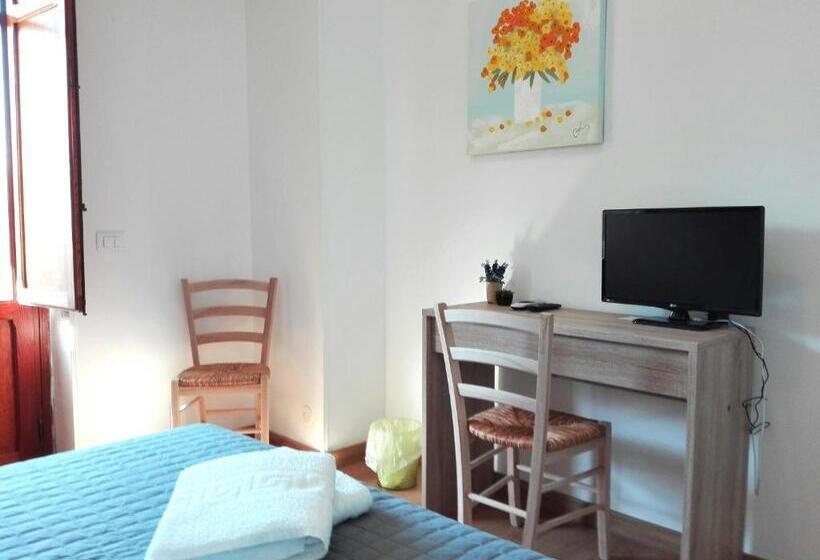 اتاق لوکس با بالکن و چشم‌انداز دریا, Garden House Alla Torre