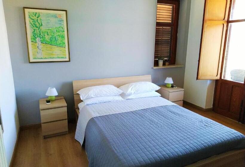 اتاق لوکس با بالکن و چشم‌انداز دریا, Garden House Alla Torre