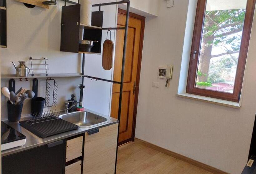 اتاق لوکس با بالکن و چشم‌انداز دریا, Garden House Alla Torre