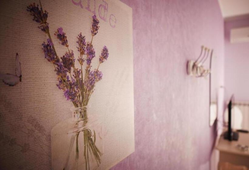 اتاق خانوادگی, B&b Ai Tre Archi