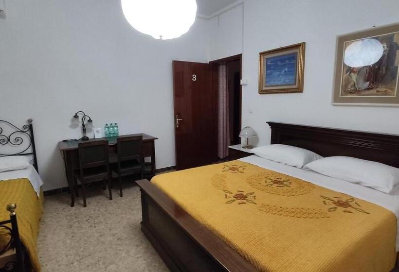 Стандартный внешний трехместный номер с ванной комнатой, Casa Elvezia Guest House