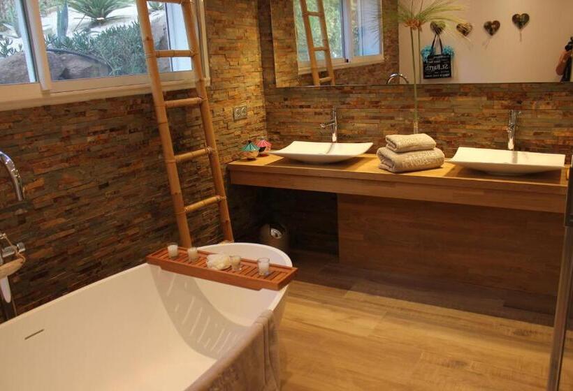 غرفة قياسية مطلّة علي حمام السباحة, B&b Les Voiles De Valescure Chambres D Hôtes Et Son Espace Bien être