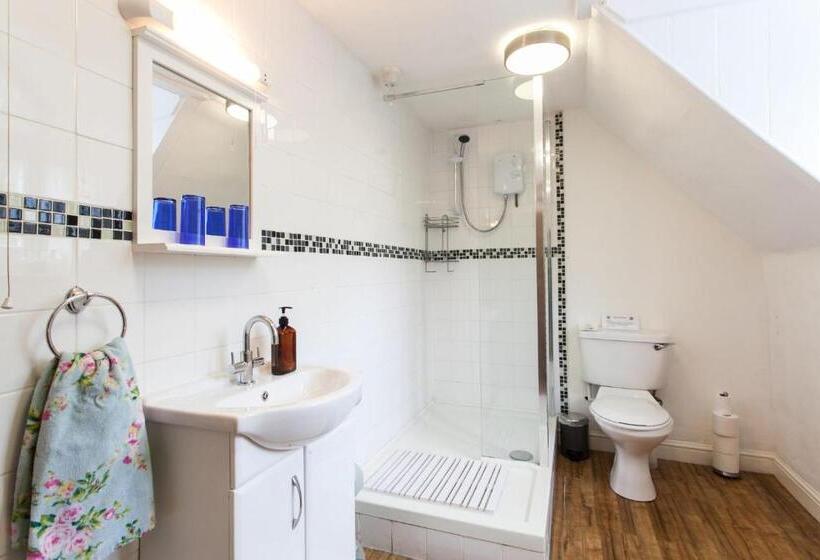 Номер Стандарт Вид на Реку, Inglewood House