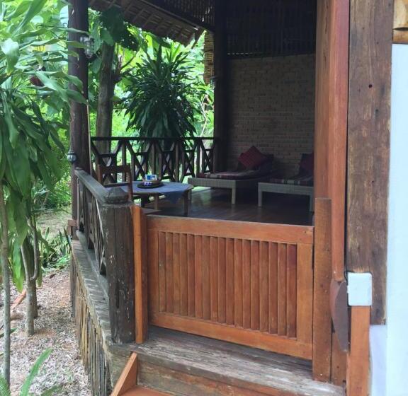 스탠다드 룸 킹사이즈 침대, Sang Tong Huts