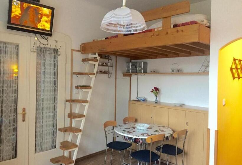 带花园景观的标准工作室, Chalupa U Potoka