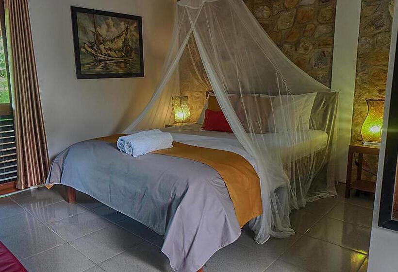 Номер Deluxe с Террасой, Ayu Hotel Karimunjawa