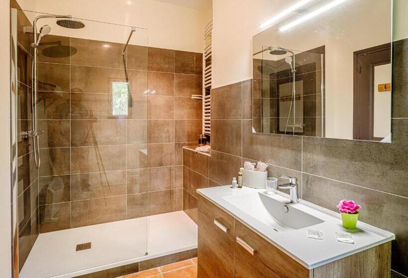 اتاق استاندارد سه تخته با چشم‌انداز استخر, Clos Du Bois Brard B&b