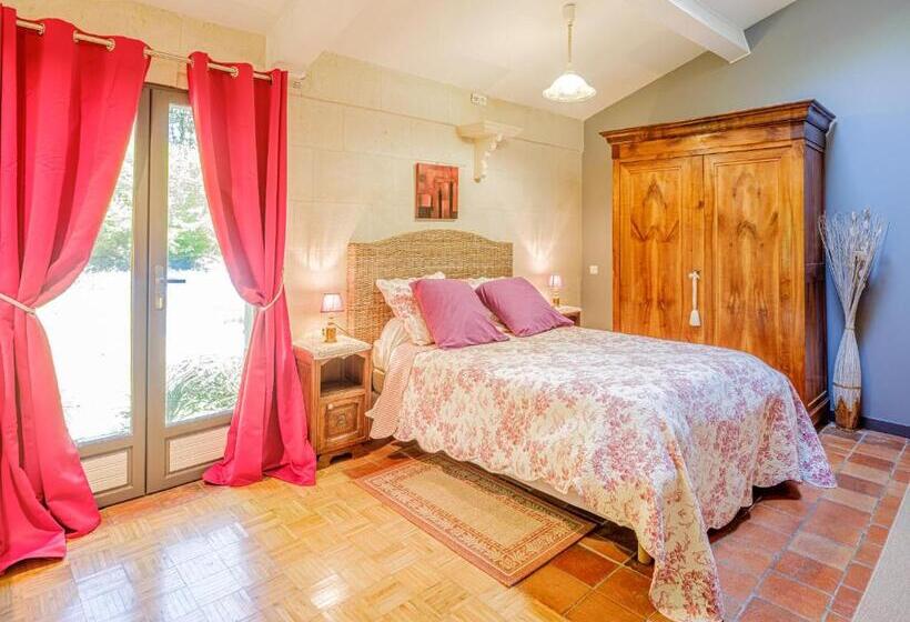 اتاق استاندارد سه تخته با چشم‌انداز استخر, Clos Du Bois Brard B&b