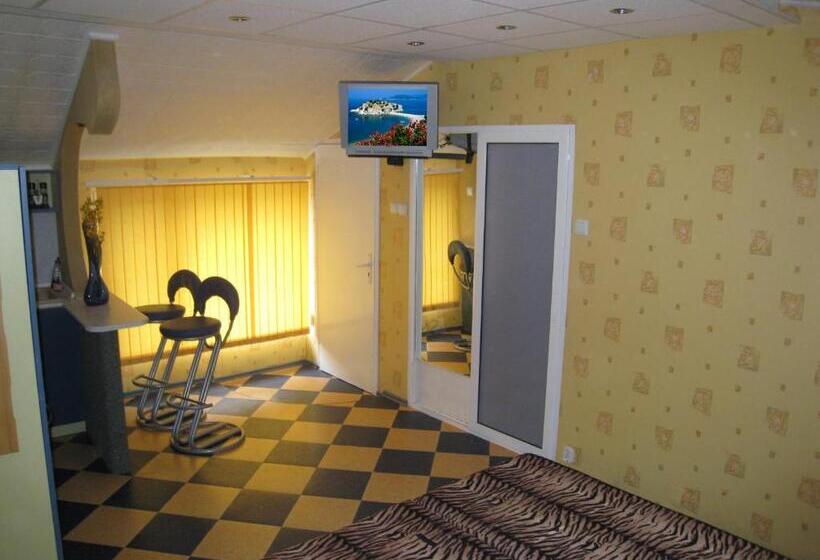 اتاق استاندارد سه تخته با چشم‌انداز باغ, Villa Summer House