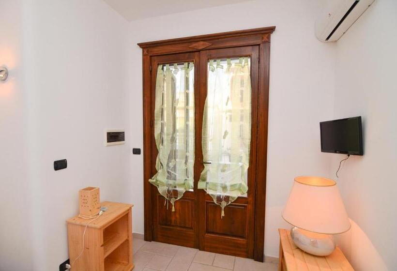 Стандартный внешний трехместный номер с ванной комнатой, Bed And Breakfast Europa