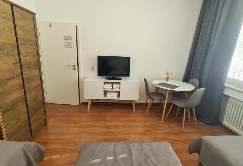 Quarto Triplo Estandar Banheiro Compartilhado, Horn Gästehaus
