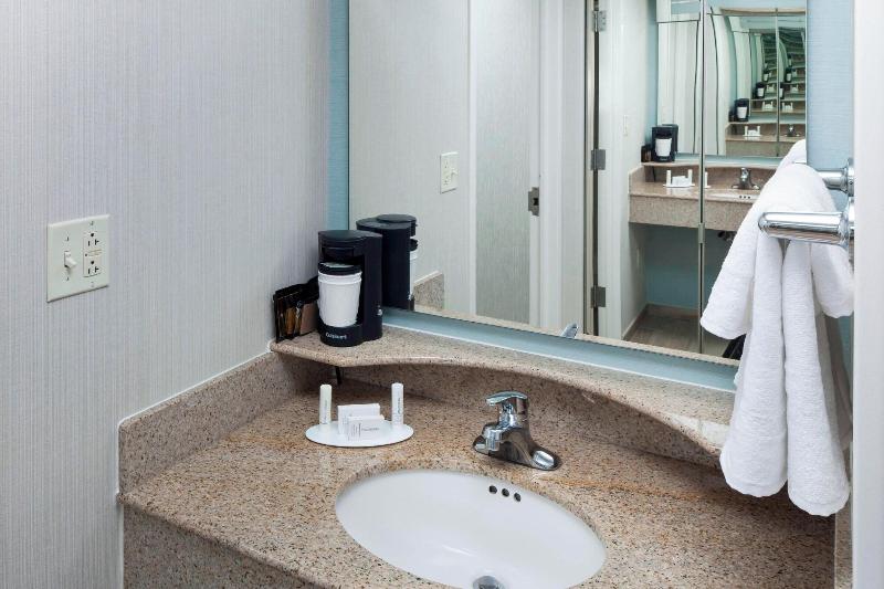 اتاق استاندارد با بالکن و چشم‌انداز دریا, Courtyard Virginia Beach Oceanfront/north 37th Street