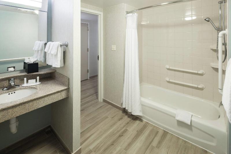 اتاق استاندارد با بالکن و چشم‌انداز دریا, Courtyard Virginia Beach Oceanfront/north 37th Street