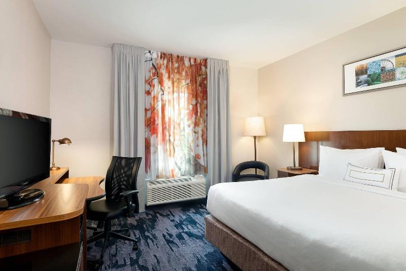 キングサイズベッドのスタンダードルーム, Fairfield Inn & Suites Savannah Airport